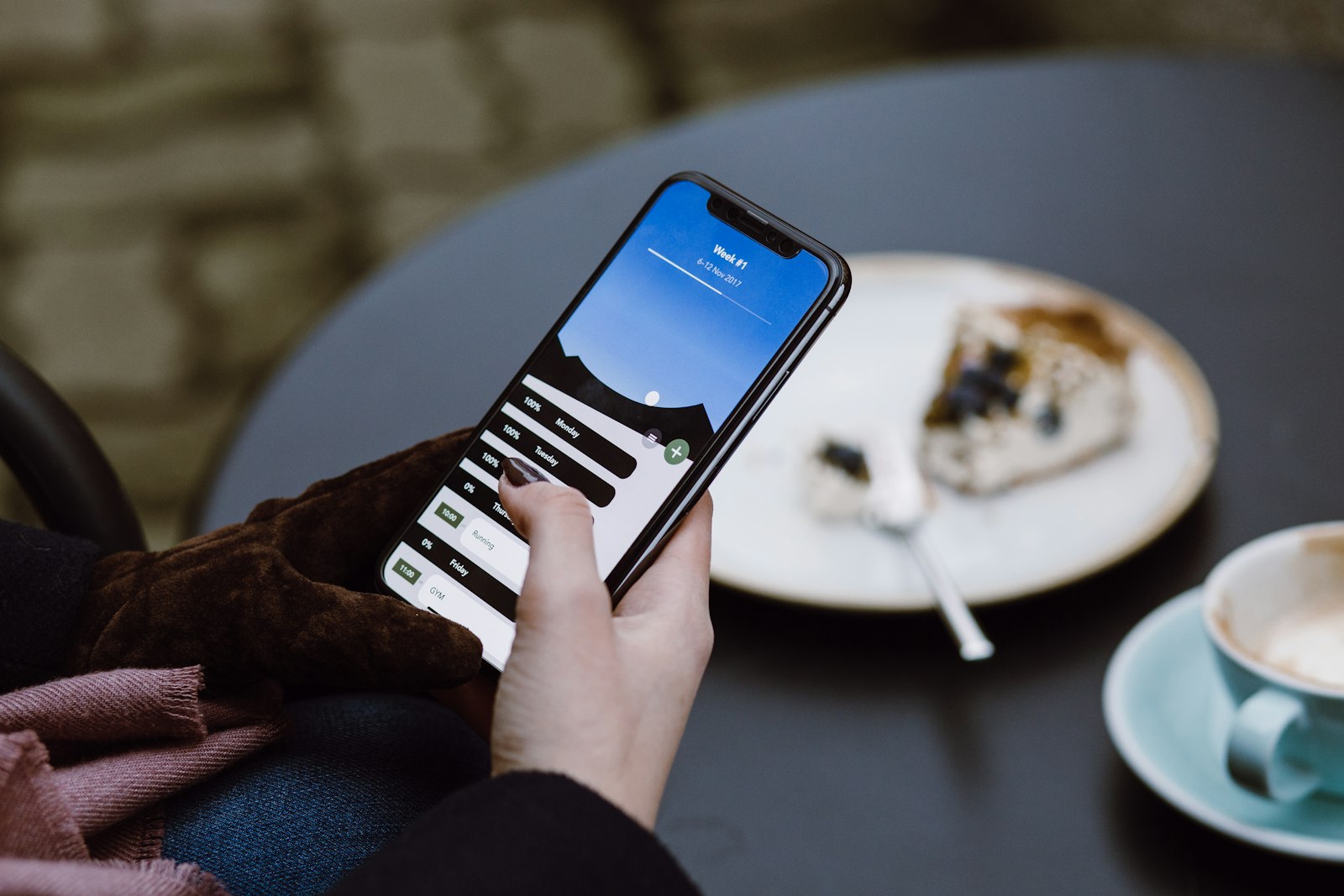 スマホでスケジュール管理アプリを操作する手元